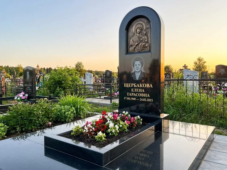 Памятник с барельефом — выполненная работа 35 в Хабаровске