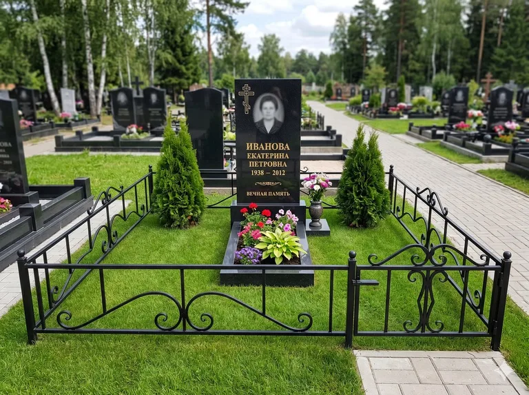 Зелёный газон на могильном участке в Хабаровске