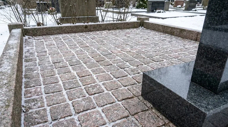 Мощение участка серой гранитной плиткой с цоколем, образец ПМ004 в Хабаровске