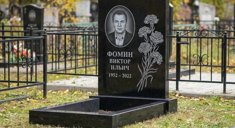Гравировка гвоздик на памятник в Хабаровске — пример работы на граните
