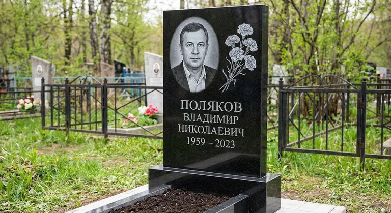 Памятник с гравировкой гвоздик — выполненная работа «Поляков» в Хабаровске