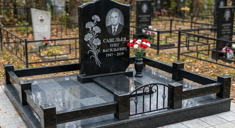 Памятник с гравировкой гвоздик — выполненная работа «Савельев» в Хабаровске