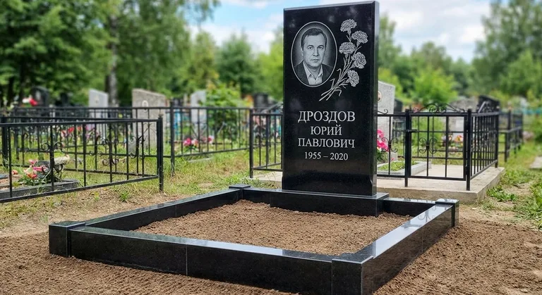Памятник с гравировкой гвоздик — выполненная работа «Дроздов» в Хабаровске