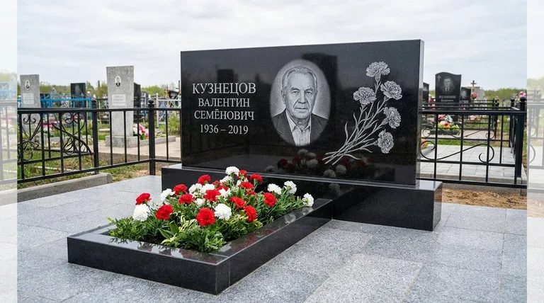 Памятник с гравировкой гвоздик — выполненная работа «Кузнецов» в Хабаровске