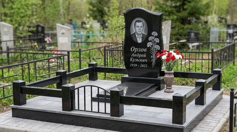 Памятник с гравировкой гвоздик — выполненная работа «Орлов» в Хабаровске