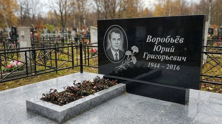 Памятник с гравировкой гвоздик — выполненная работа «Воробьёв» в Хабаровске
