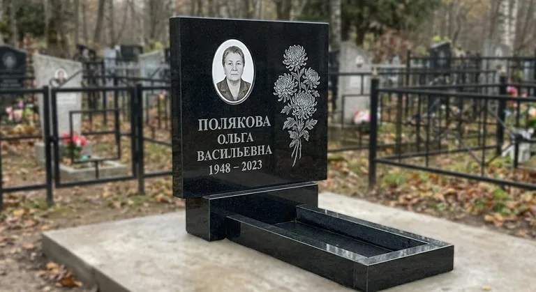 Памятник с гравировкой хризантем — выполненная работа «Полякова» в Хабаровске