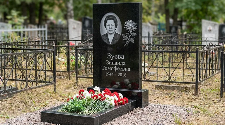 Памятник с гравировкой хризантем — выполненная работа «Зуева» в Хабаровске