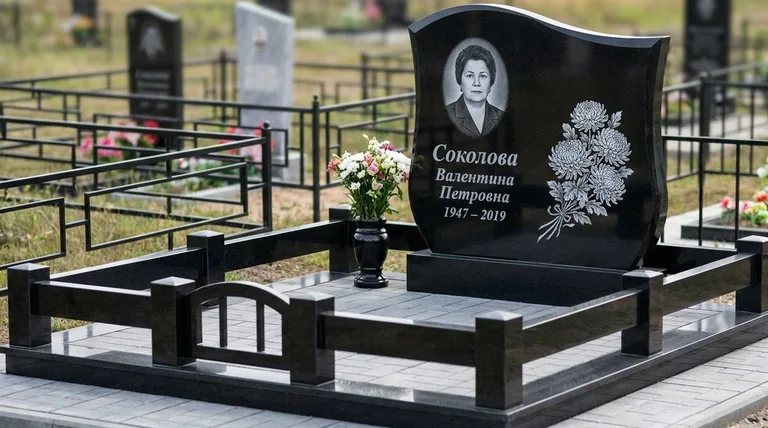 Памятник с гравировкой хризантем — выполненная работа «Соколова» в Хабаровске