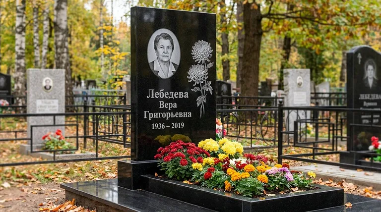 Памятник с гравировкой хризантем — выполненная работа «Лебедева» в Хабаровске