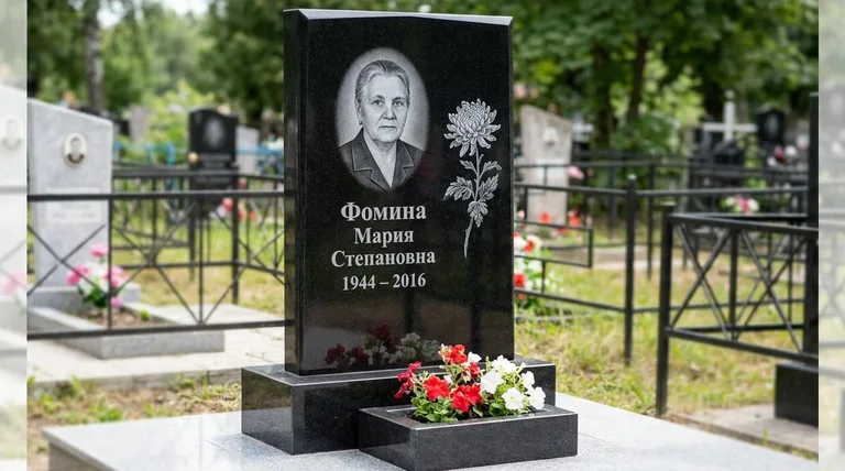 Памятник с гравировкой хризантем — выполненная работа «Фомина» в Хабаровске