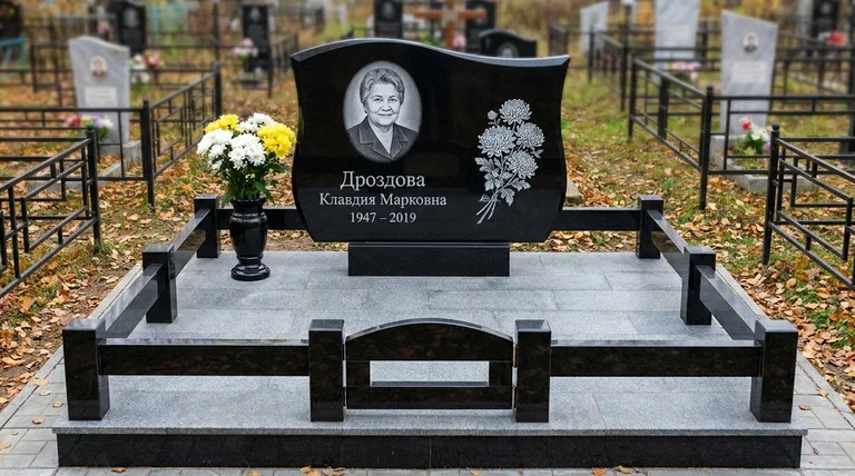 Памятник с гравировкой хризантем — выполненная работа «Дроздова» в Хабаровске