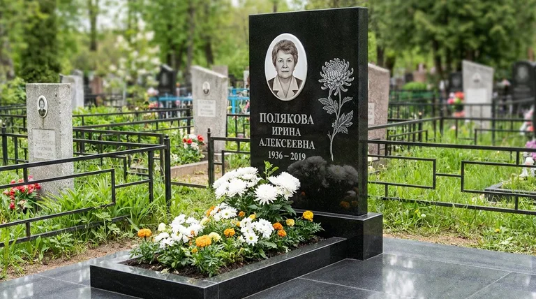 Памятник с гравировкой хризантем — выполненная работа «Полякова» в Хабаровске