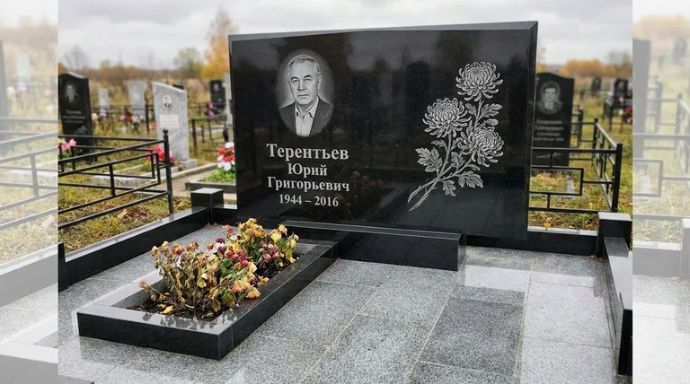 Памятник с гравировкой хризантем — выполненная работа «Терентьев» в Хабаровске