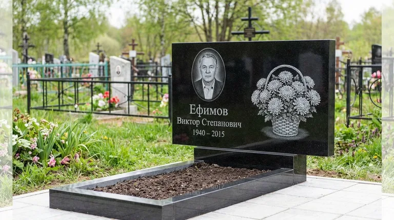 Памятник с гравировкой хризантем — выполненная работа «Ефимов» в Хабаровске