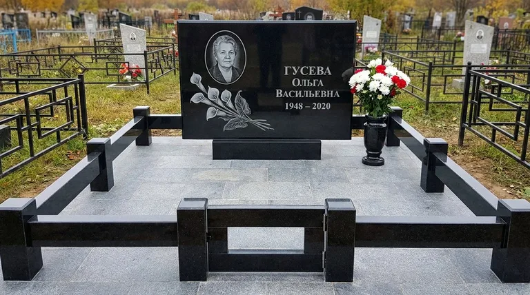 Памятник с гравировкой калл — выполненная работа «Гусева» в Хабаровске