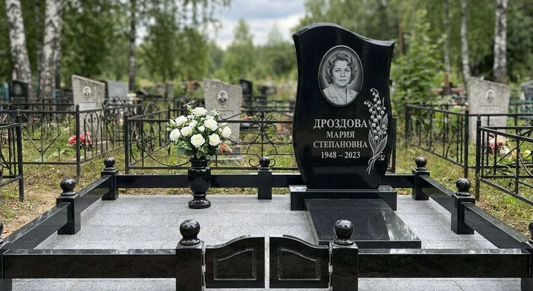 Гравировка ландышей на памятник в Хабаровске — пример работы на граните