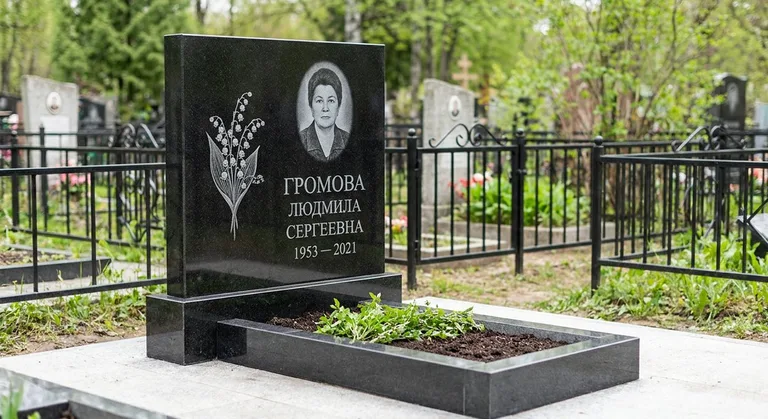 Памятник с гравировкой ландышей — выполненная работа «Громова» в Хабаровске