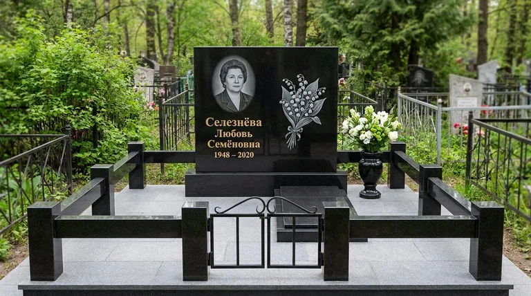 Памятник с гравировкой ландышей — выполненная работа «Селезнёва» в Хабаровске
