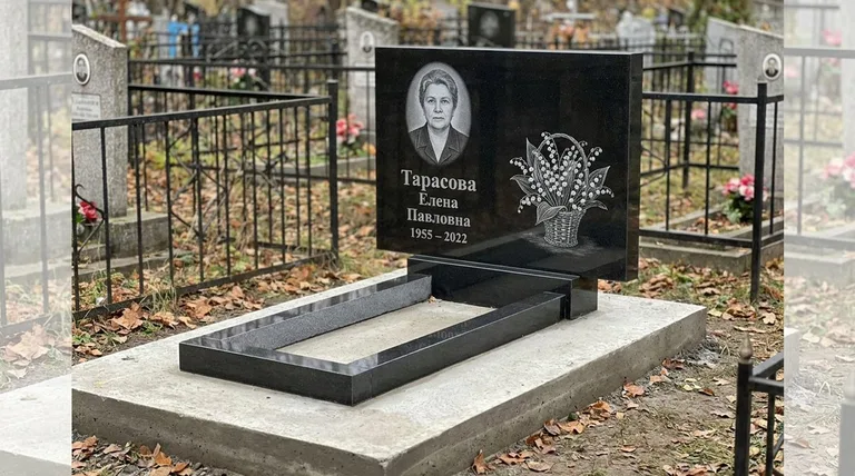 Памятник с гравировкой ландышей — выполненная работа «Тарасова» в Хабаровске
