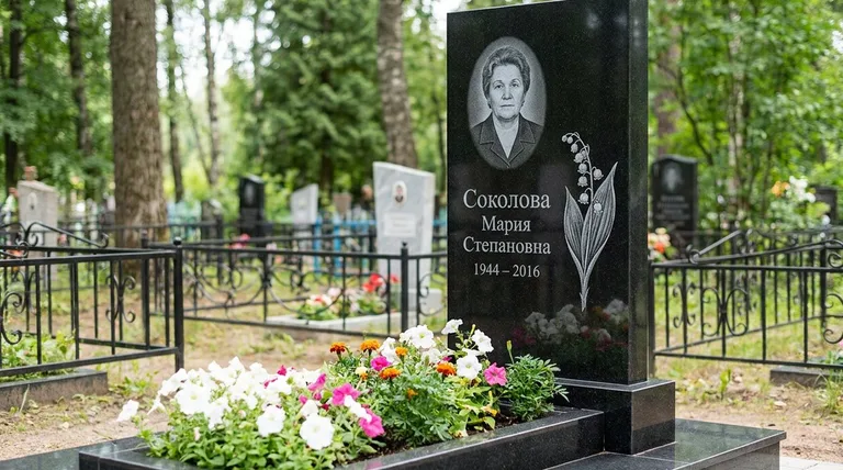Памятник с гравировкой ландышей — выполненная работа «Соколова» в Хабаровске