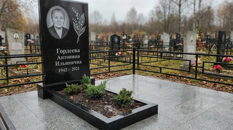 Памятник с гравировкой ландышей — выполненная работа «Гордеева» в Хабаровске