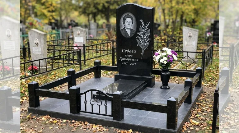Памятник с гравировкой ландышей — выполненная работа «Седова» в Хабаровске