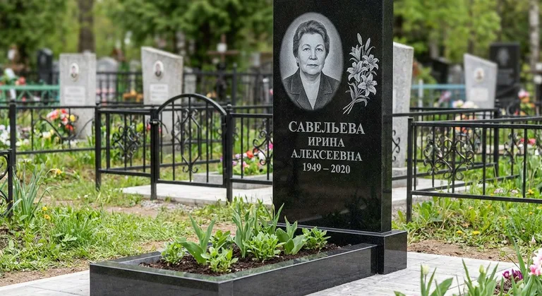 Памятник с гравировкой лилий — выполненная работа «Савельева» в Хабаровске