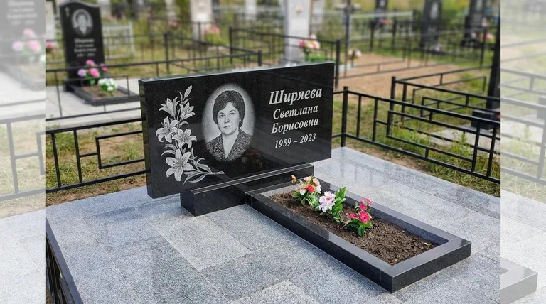 Памятник с гравировкой лилий — выполненная работа «Ширяева» в Хабаровске