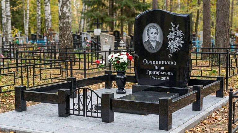 Памятник с гравировкой лилий — выполненная работа «Овчинникова» в Хабаровске