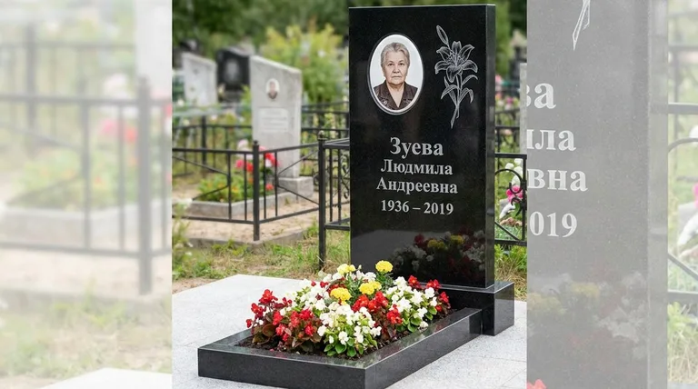Памятник с гравировкой лилий — выполненная работа «Зуева» в Хабаровске