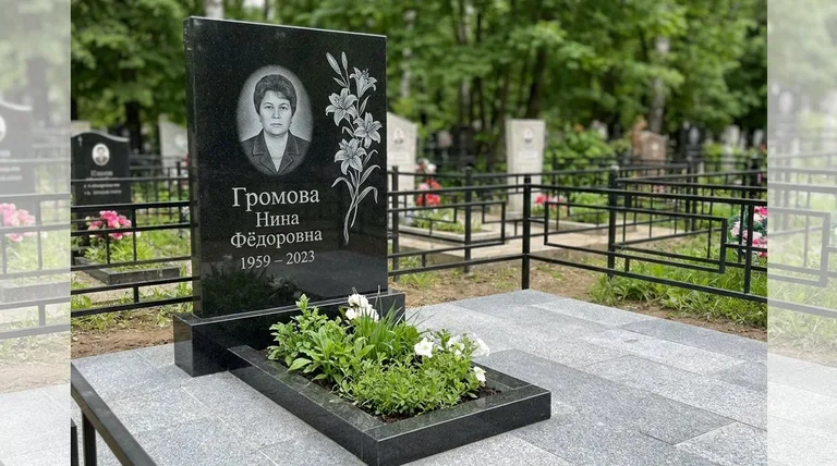 Памятник с гравировкой лилий — выполненная работа «Громова» в Хабаровске
