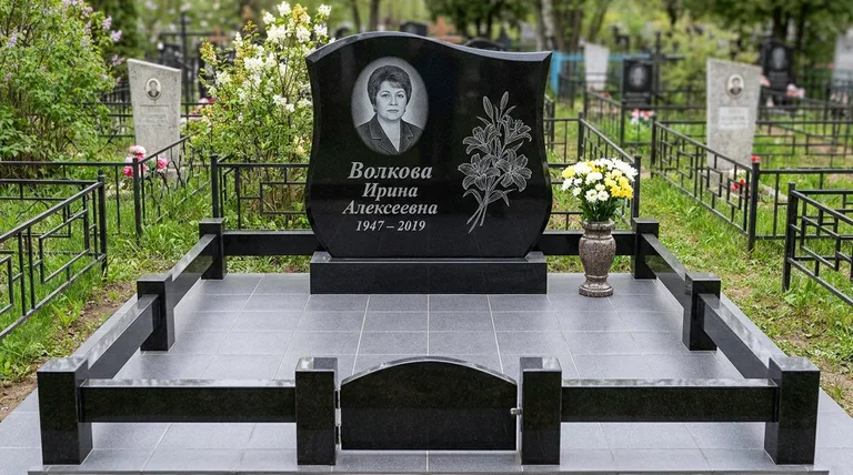 Памятник с гравировкой лилий — выполненная работа «Волкова» в Хабаровске