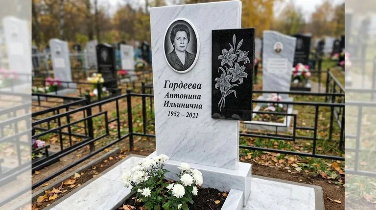 Памятник с гравировкой лилий — выполненная работа «Гордеева» в Хабаровске