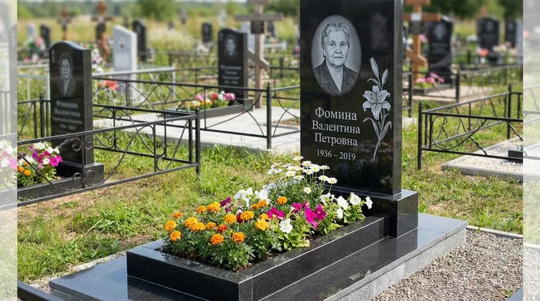 Памятник с гравировкой лилий — выполненная работа «Фомина» в Хабаровске