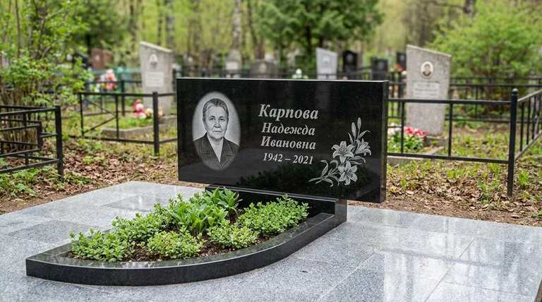 Памятник с гравировкой лилий — выполненная работа «Карпова» в Хабаровске