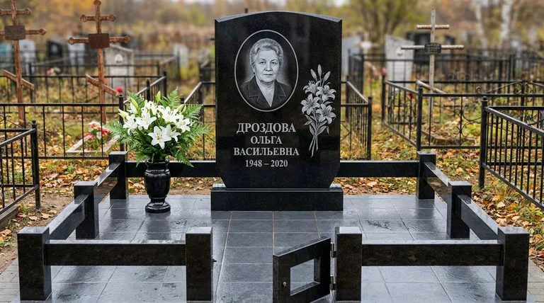 Памятник с гравировкой лилий — выполненная работа «Дроздова» в Хабаровске