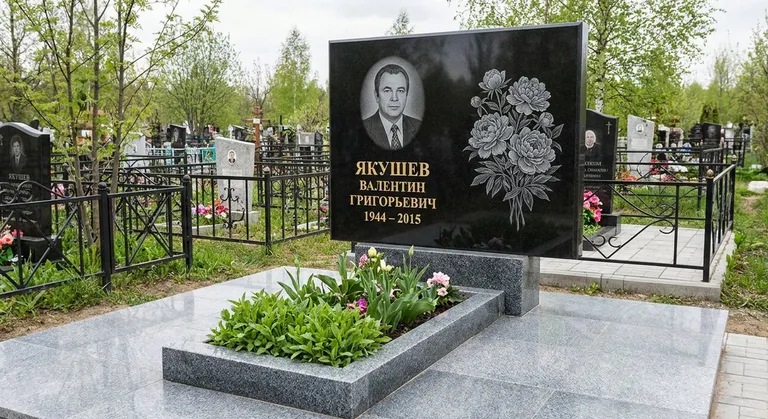 Памятник с гравировкой пионов — выполненная работа «Якушев» в Хабаровске