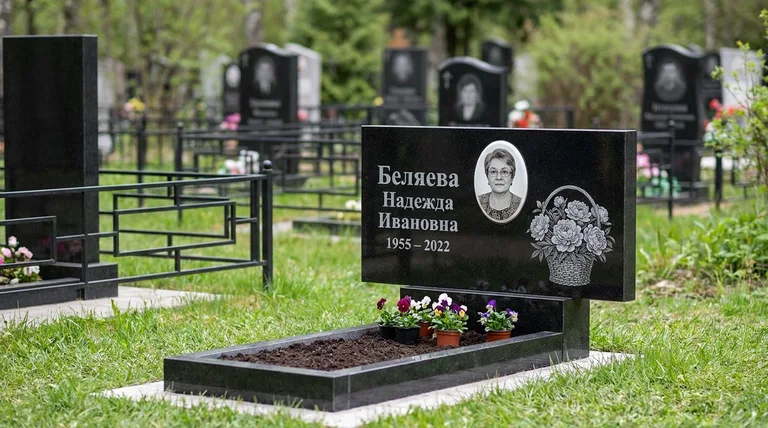 Памятник с гравировкой пионов — выполненная работа «Беляева» в Хабаровске
