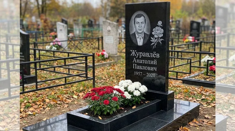 Памятник с гравировкой пионов — выполненная работа «Журавлёв» в Хабаровске