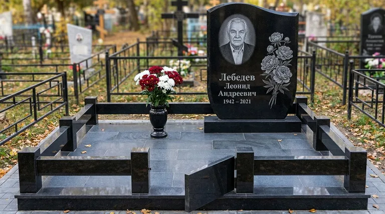 Памятник с гравировкой пионов — выполненная работа «Лебедев» в Хабаровске