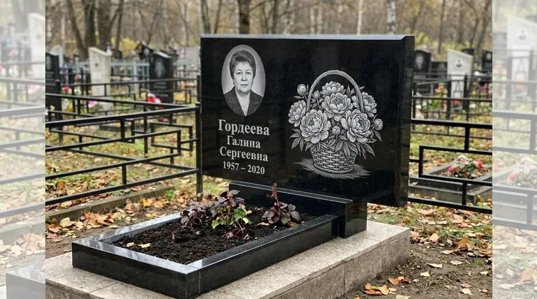 Памятник с гравировкой пионов — выполненная работа «Гордеева» в Хабаровске