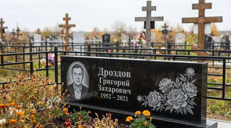 Памятник с гравировкой пионов — выполненная работа «Дроздов» в Хабаровске