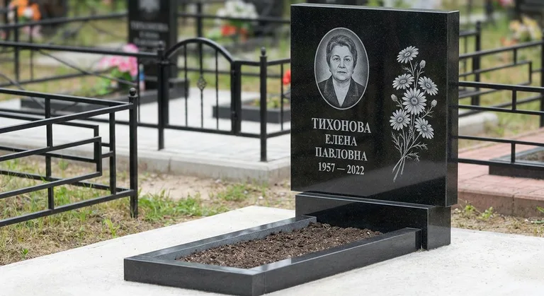 Памятник с гравировкой ромашек — выполненная работа «Тихонова» в Хабаровске
