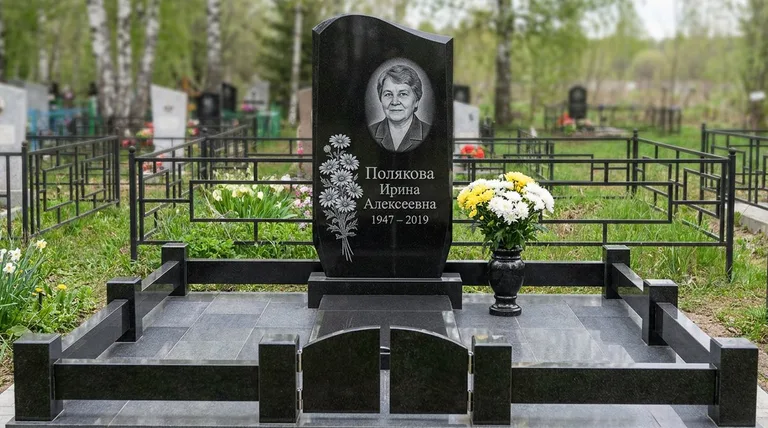 Памятник с гравировкой ромашек — выполненная работа «Полякова» в Хабаровске