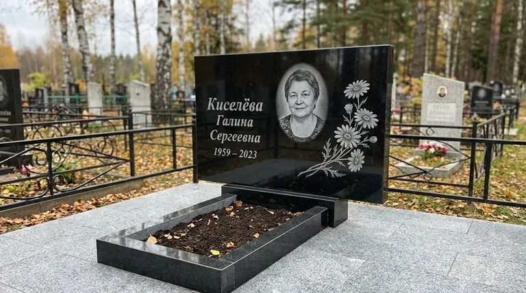 Памятник с гравировкой ромашек — выполненная работа «Киселёва» в Хабаровске