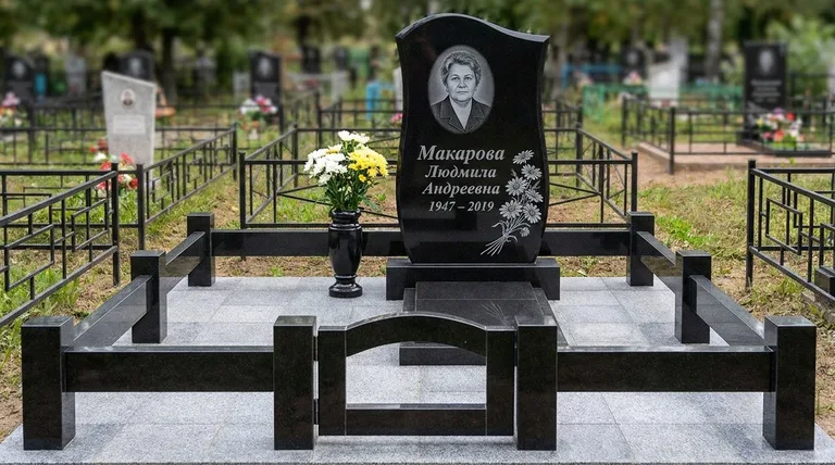 Памятник с гравировкой ромашек — выполненная работа «Макарова» в Хабаровске
