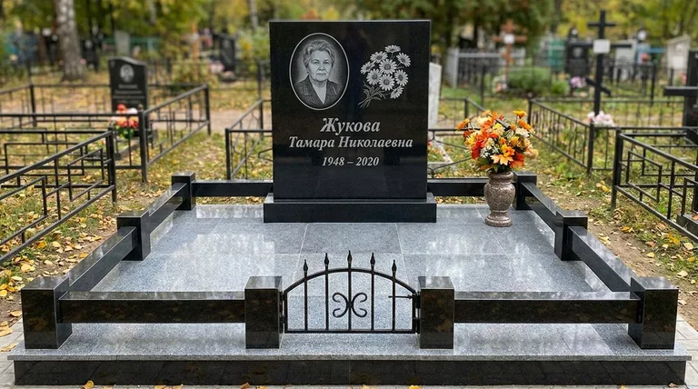 Памятник с гравировкой ромашек — выполненная работа «Жукова» в Хабаровске