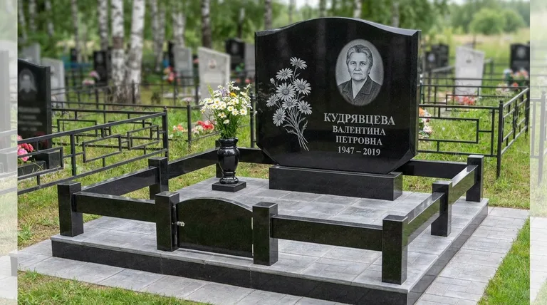 Памятник с гравировкой ромашек — выполненная работа «Кудрявцева» в Хабаровске