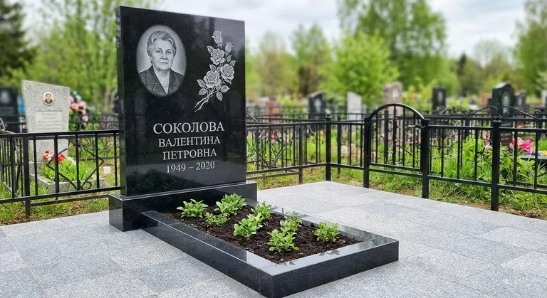 Памятник с гравировкой роз — выполненная работа «Соколова» в Хабаровске